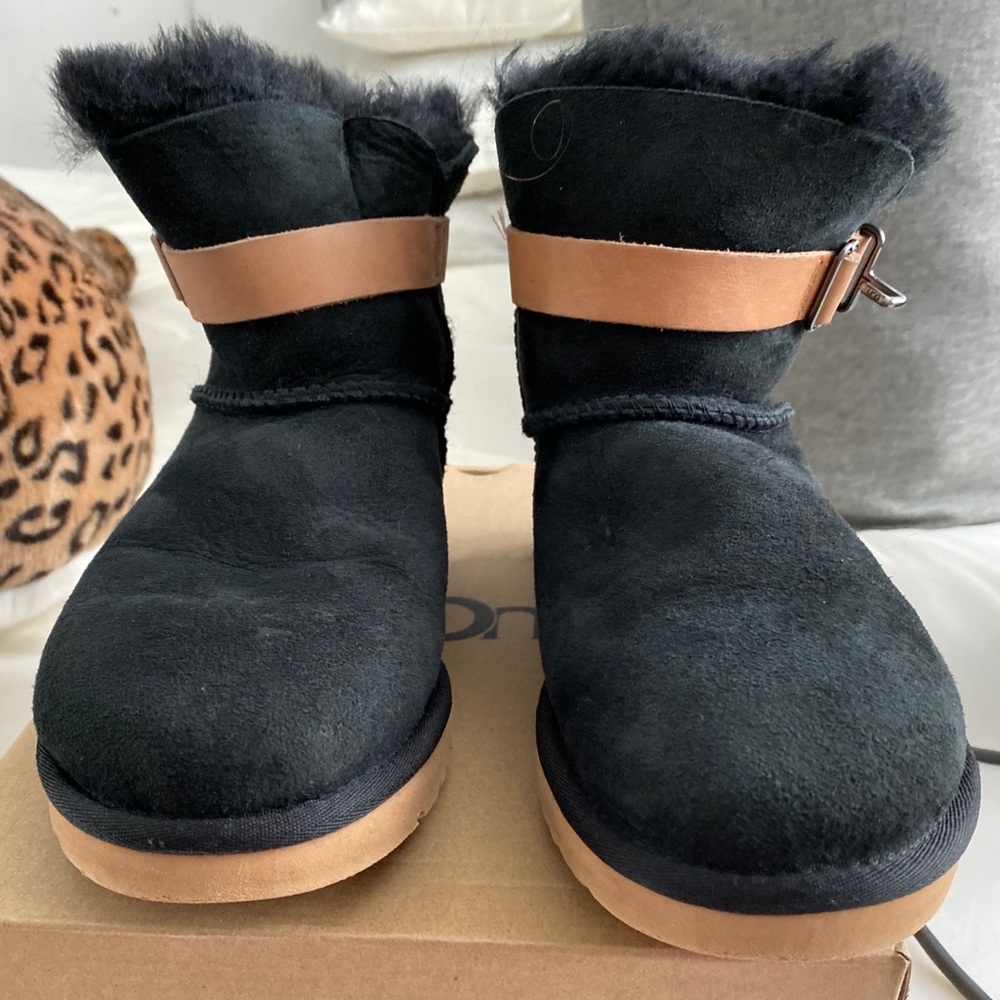 UGG SIZE 7 WOMEN